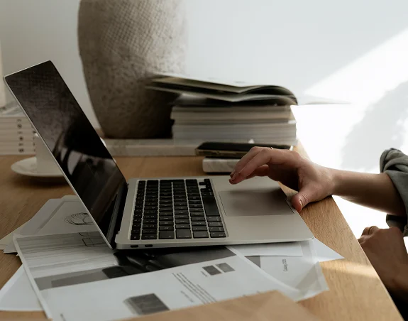 Femme préparant le déploiement d'une stratégie de communication digitale.