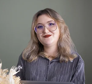 Portrait d'une collaboratrice de la maison créative Konative.