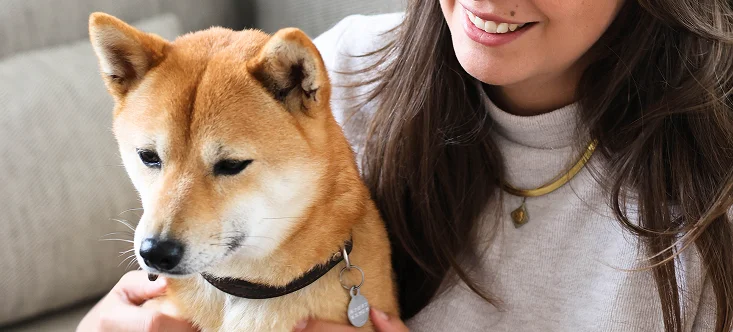 Portrait de Lisa Guenroc Lhomme, fondatrice et experte en communication digitale, avec la mascotte de la maison.
