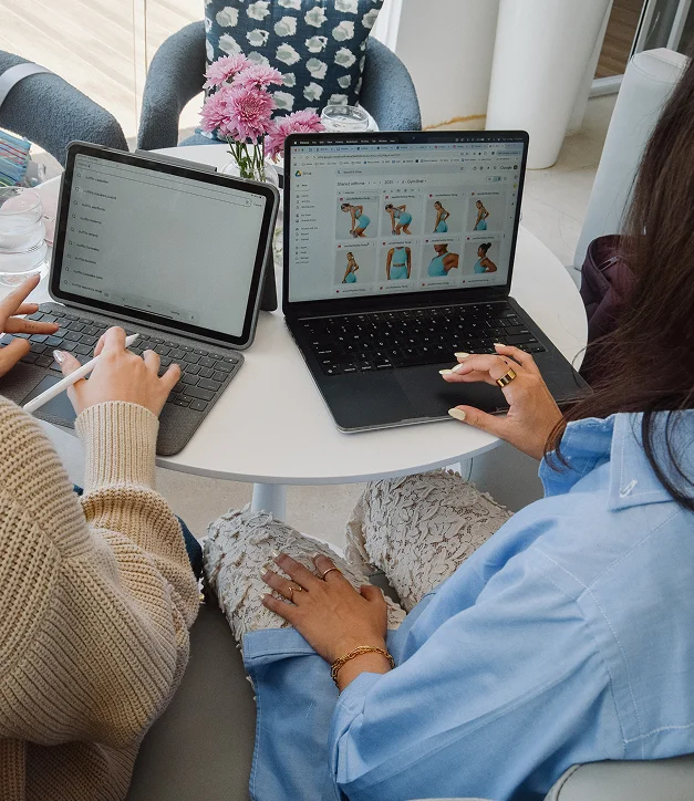 Deux membres de la maison créative travaillent la communication digitale sur leur ordinateur.
