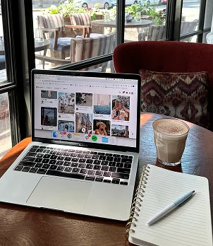 Un ordinateur posé sur la table d'un coffee shop.